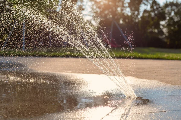 夏天在没有人的情况下 公园里的水花垫游乐场 在阳光灿烂的日子里 用泼洒的水浇灌源泉 — 图库照片