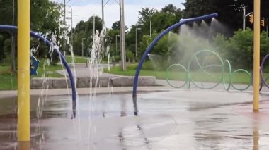 Yaz günü yerel halk parkında su sıçratma yeri. Kanada, Ottawa 'da akan suyla çeşme