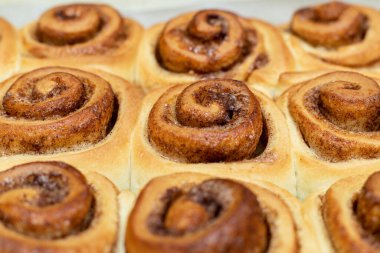 Ev yapımı tatlı tarçınlı rulo. Taze pişmiş çörekleri yakın çekim.