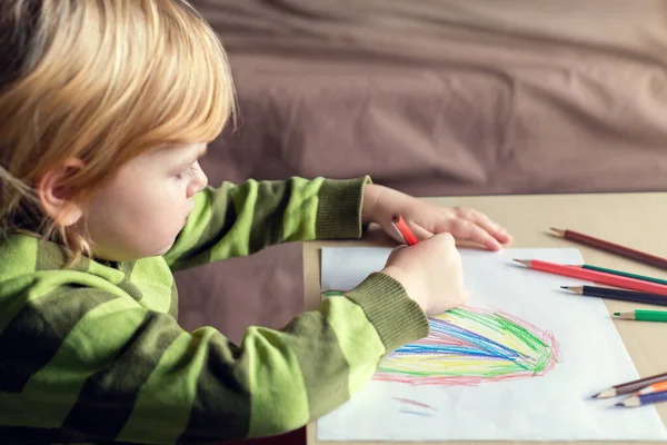 Small Child Drawing Colored Pencils White Paper Sitting Table Home — Stockfoto