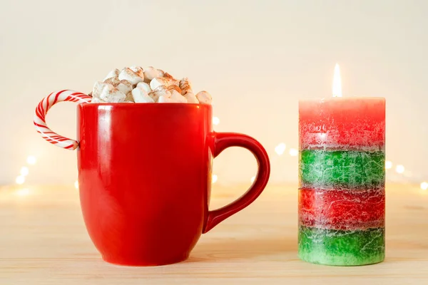 Weihnachtskerze Und Kakao Roten Becher Mit Marshmallows Und Zuckerrohr Auf — Stockfoto