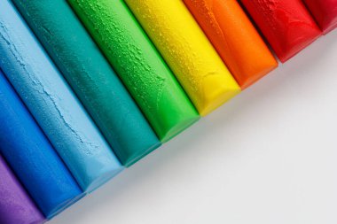 Fotokopi alanı olan gökkuşağı renkli plastik arka plan. Mankenlik kilinin üst görüntüsü. Sanat ve zanaat kavramı