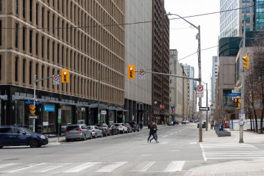 Ottawa, Kanada - 24 Nisan 2022: Şehir merkezi kavşağında trafik ışıkları olan şehir manzarası. İnsanlar karşıdan karşıya geçiyor..