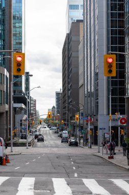 Ottawa, Kanada - 12 Eylül 2022: Şehir merkezi sokak lambalı şehir manzarası.