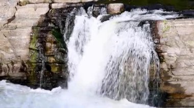 Sonbaharda Kanada 'nın Ottawa kentindeki Rideau Nehri üzerindeki parkta şelaleler. Hogs Back Falls ve Bridge, Galler Prensi