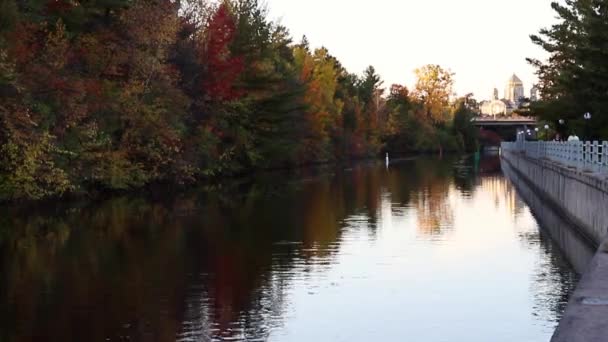 加拿大渥太华 2021年10月11日 加拿大渥太华的里多运河 霍格斯背礁 Hogs Back Locks 公园里有河 — 图库视频影像