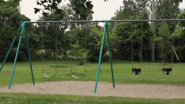 Houpačky Pro Děti Hřišti Parku Bez Dětí Letní Den — Stock video
