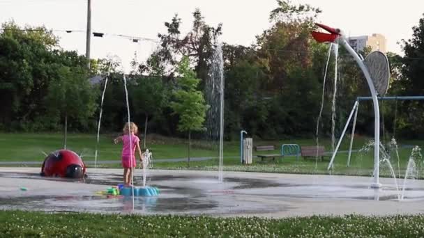 Kind Spielt Mit Springbrunnen Öffentlichen Park Planschbecken Und Schaukeln Auf — Stockvideo