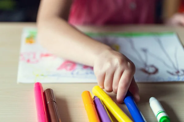 Ręka Dziecka Rysująca Obraz Kolorowymi Znacznikami Mały Dzieciak Siedzący Przy — Zdjęcie stockowe
