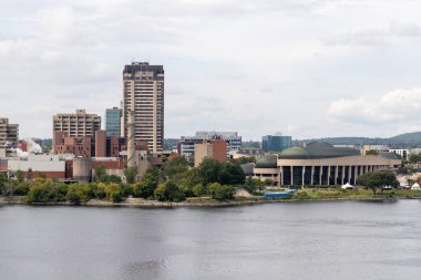 Ottawa, Kanada - 12 Eylül 2022: Ottawa nehri ile Kanada Tarih Müzesi ve şehir manzarası.