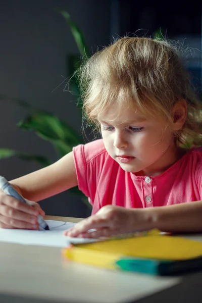 Barnteckning Med Färgade Markörer Lilla Flicka Sittande Vid Bordet — Stockfoto