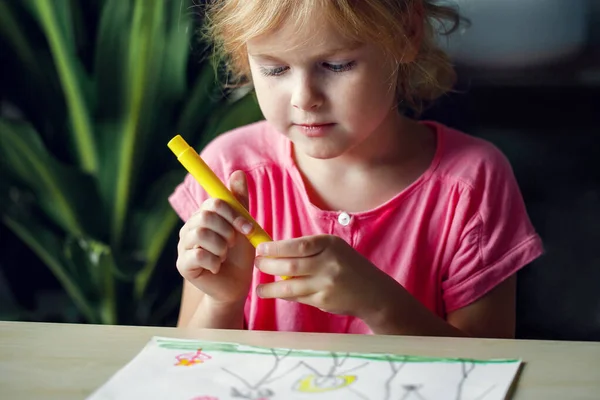 Liten Flicka Ritar Bild Med Färgade Markörer Barn Sitter Vid — Stockfoto