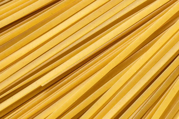 Pişmemiş Kuru Balık Fettuccine Makarna Arkaplanı Çiğ Spagettiyi Kapat Tam — Stok fotoğraf