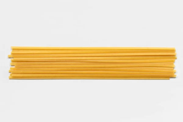 Durum Fettuccine Pasta Witte Achtergrond Rauwe Spaghetti Noedels — Stockfoto