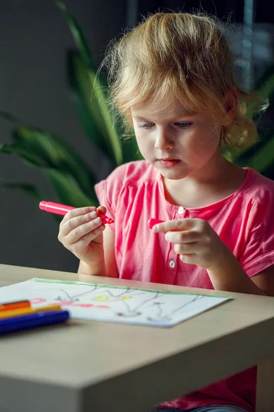 Ребенок Рисует Свою Семью Цветными Маркерами Девочка Сидящая Столом — стоковое фото
