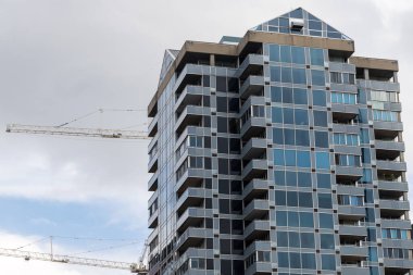 Ottawa, Kanada - 12 Eylül 2022: İnşaat alanı, yüksek gökdelenler ve gökyüzüne karşı vinçler