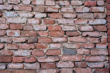 Kırmızı tuğlalardan oluşan bir arka plan duvarı. Duvar kağıdı, eski tuğlaların dokusu..