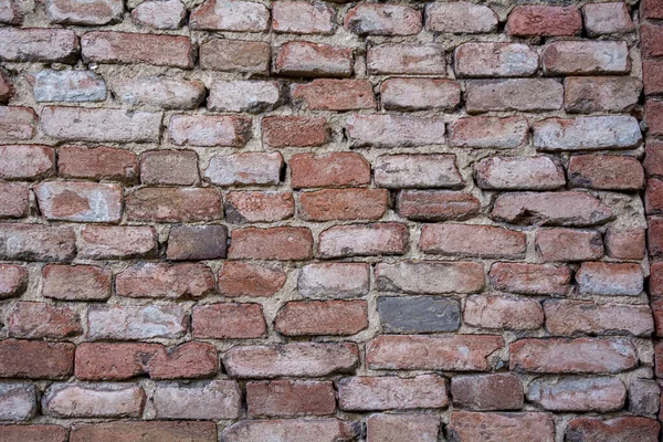 Kırmızı tuğlalardan oluşan bir arka plan duvarı. Duvar kağıdı, eski tuğlaların dokusu..