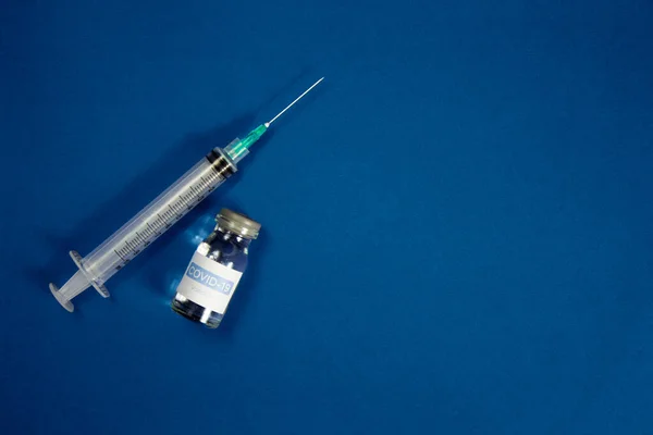 Éléments de vaccination avec fond bleu. — Photo