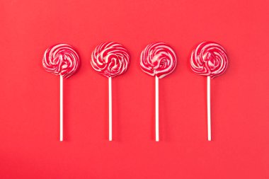 Minimalist kırmızı ve beyaz lolipopların arka planı.