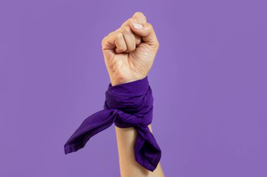 Mor arka planda kadın eli ve paleacate ya da bandana ile kadın eli.
