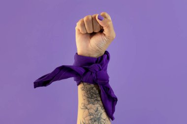 Mor arka planda kadın eli ve paleacate ya da bandana ile kadın eli.
