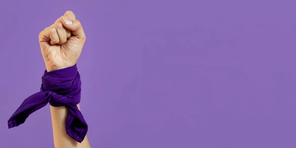 Mujeres mano con signos sobre fondo púrpura con paleacate o bandana de día de las mujeres. —  Fotos de Stock
