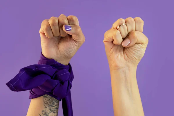 Mujeres mano con signos sobre fondo púrpura con paleacate o bandana de día de las mujeres. —  Fotos de Stock