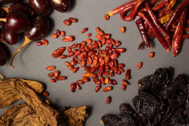 Gri arka planda farklı biber çeşitleri. Yüksek kalite fotoğraf