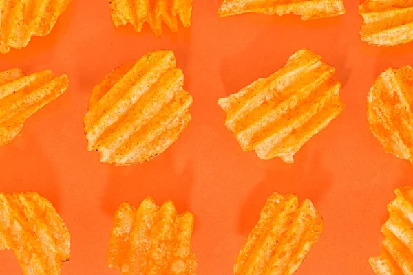 Ribbed potatoes snack with pepper on pastel orange background. Ridged potato chips on orange background. Collection. Flat lay — Stock Photo, Image