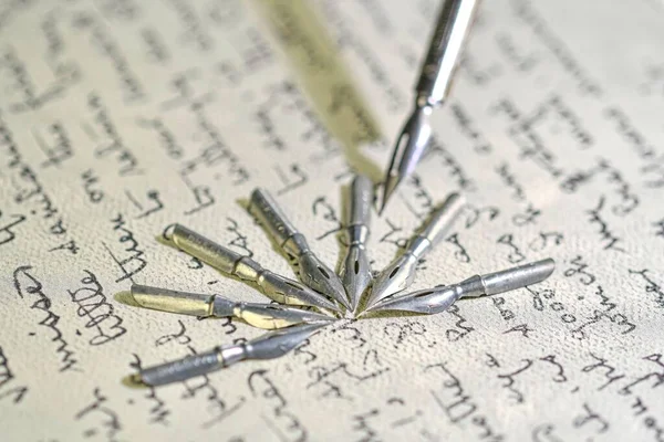 Close-up de metal nibs e caneta velha na caligrafia vintage. Caneta-tinteiro numa carta escrita à mão antiga. Uma velha história. Estilo retrô — Fotografia de Stock
