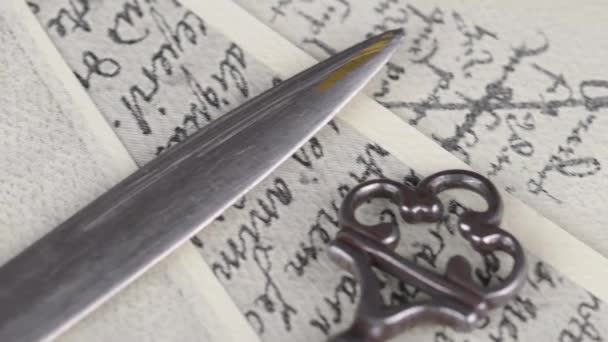 在古董笔迹上的附件的特写 老式钥匙 木制冲压机 密封蜡 金属笔和笔 老式文具 平躺在床上 — 图库视频影像