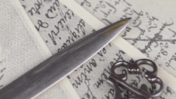 Nahaufnahme Von Accessoires Auf Vintage Handschrift Vintage Schlüssel Holzstempel Siegellack — Stockvideo