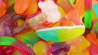 Candy Sweet . Jöle ve lezzetli tatlı. Rengarenk karışık şekerler. Renkli, lezzetli tatlılar üst manzaraya dönüyor. Dönüyor. Yukarıdan bak. Aşırı yakın çekim