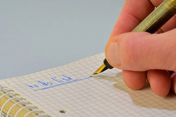 Omul scrie manual text - pentru a face lista - în notebook. Copiaţi spaţiul. Conceptul de obligații, rezoluții — Fotografie, imagine de stoc