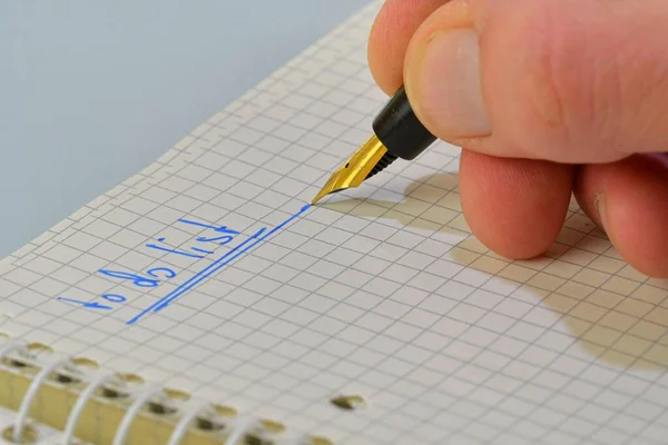 Άνθρωπος χειρόγραφο κείμενο -για να κάνετε list- στο σημειωματάριο. Αντιγραφή χώρου. Έννοια των καθηκόντων, ψηφίσματα — Φωτογραφία Αρχείου