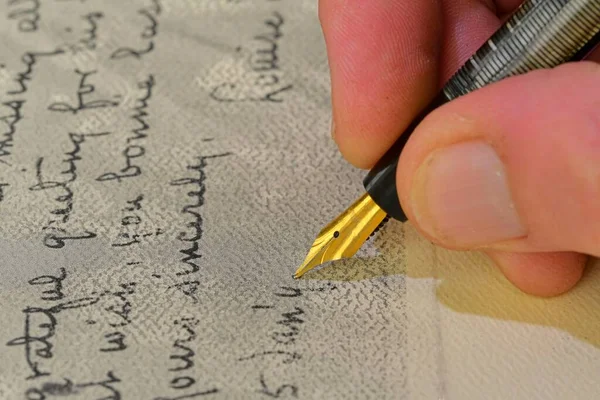 Stylo plume antique écriture. Écriture manuscrite - écriture avec un stylo plume. Écriture ancienne — Photo