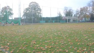 Sonbaharda atletik stadyum. Sonbaharda terk edilmiş atletizm stadyumu. Futbol sahasında panoramik manzara. Bitmiş atletizm ve futbol sezonu kavramı