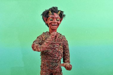 Krampus ya da şeytan figürü. Orta Avrupa geleneği. Krampus ya da şeytan Aziz Niklas 'ın arkadaşlığında korkunç bir figürdür. Yeşil arkaplanda şeytan figürü