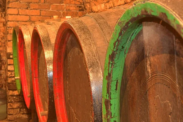 Старые деревянные бочки в винном погребе. Деревянные бочки с вином в подвале. Крупный план — стоковое фото