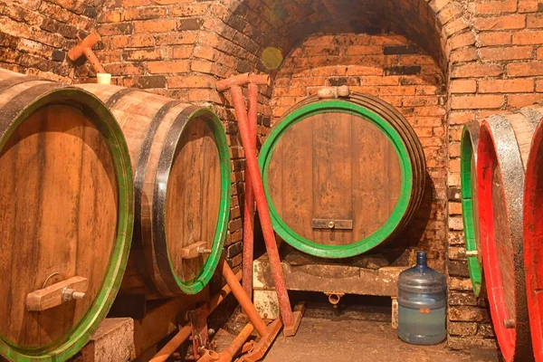 Antiguo sótano con barriles de madera. Vino tradicional. Bodega con barricas de roble —  Fotos de Stock