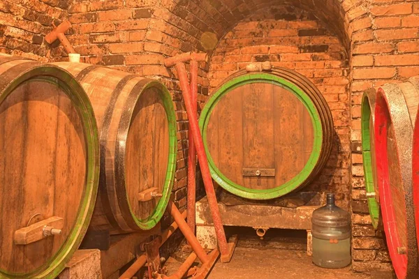 Вино в деревянных бочках. Традиционный винный погреб — стоковое фото