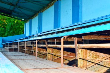 Eski tribün koltuk. Vintage sesi. Eski mavi ahşap tribün Stadyumu