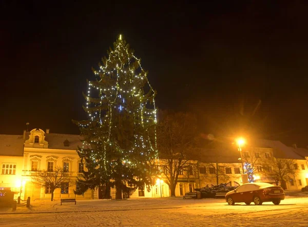 Madalyalı Noel ağacı. Hustopece, Çek Cumhuriyeti 'nde bir kasaba meydanında Noel ağacı — Stok fotoğraf