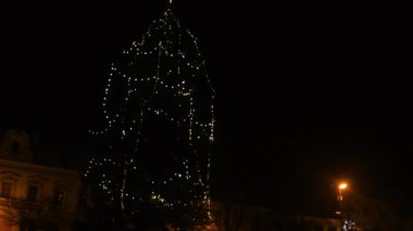 4k Karlı bir yer ve parlak parçacıklardan oluşan Noel ağacı. Ağacın şenlikli arka planı. Mutlu Noeller ve Noel ağacı