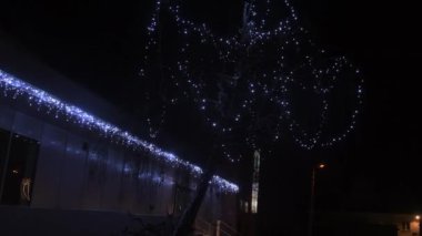 Kış havası. Avrupa 'da Noel tatillerinde aydınlanma. Noel ışıklandırma