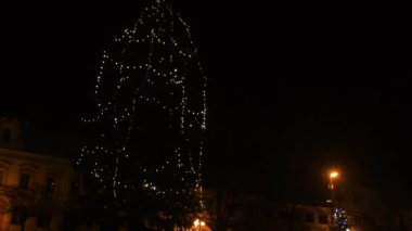 4k Karlı bir yer ve parlak parçacıklardan oluşan Noel ağacı. Ağacın şenlikli arka planı. Mutlu Noeller ve Noel ağacı