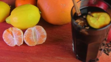 Noel şarabı, tarçınlı, karanfilli ve anason yıldızlı ahşap arka planda. Kış için sıcak şarap ve Noel 'i ahşap bir kırsal masada geçirmek. Sürahide kırmızı sıcak şarap