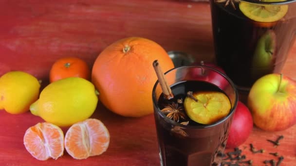 Delicious mulled wine on wooden table. Still life, food and drink, seasonal and holidays concept. Christmas mulled wine on a rustic wooden table — Stock Video