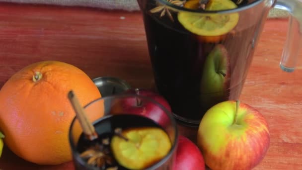 Delicious mulled wine on wooden table. Still life, food and drink, seasonal and holidays concept. Christmas mulled wine on a rustic wooden table — Stock Video